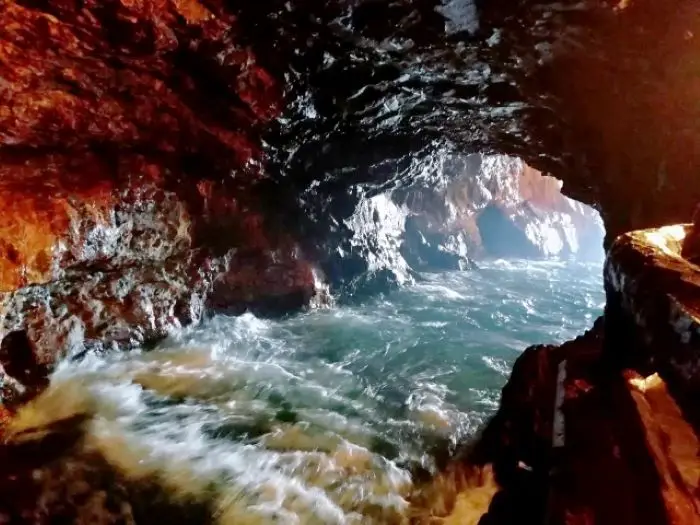 三段壁洞窟へ流れ込む大迫力の海水