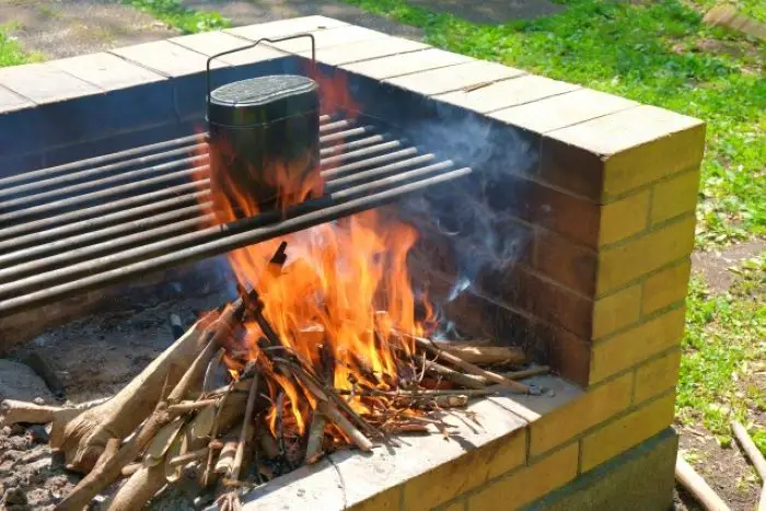 バーベキューコンロの炎と飯盒