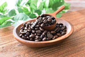 木製の器に盛られたコーヒー豆