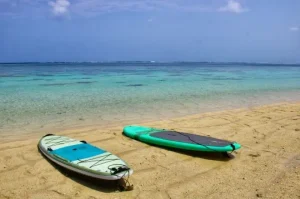 美しい海とビーチにならべらたSUPボード
