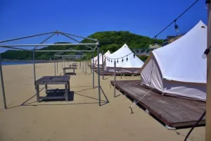 砂浜に設置されたグランピング施設「resora RAINBOW」
