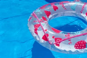 夏のプールに浮かぶ浮き輪