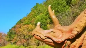 広場にたたずむ恐竜（トリケラトプス）のオブジェ