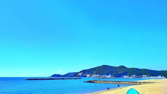 快晴の青空を背景にした和歌浦の山と海