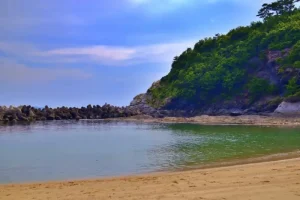 波の穏やかな波早ビーチの砂浜