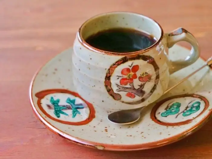 おしゃれな和風カップで提供されたカフェのコーヒー