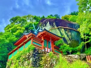神倉神社の社殿とゴトビキ岩
