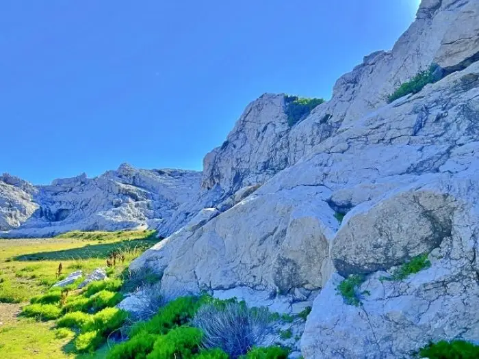 巨大な石灰岩とキャンプサイト