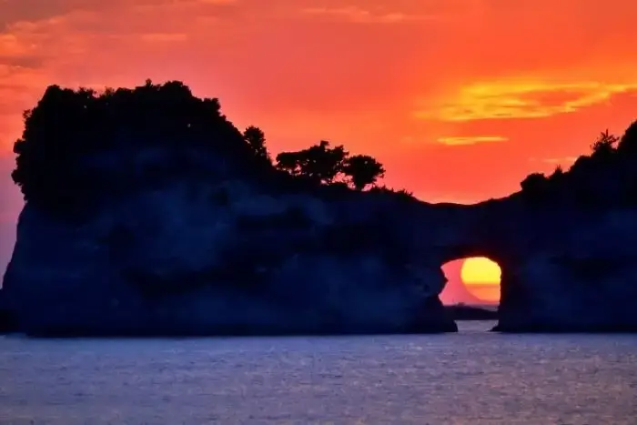 円月島の穴に太陽が沈む貴重な絶景