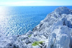 「日本のエーゲ海」とよばれる青と白の絶景