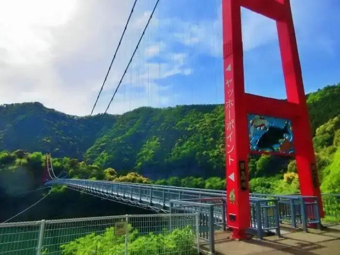 椿山レイクブリッジの赤い支柱