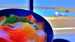港の風景と豪華な海鮮丼