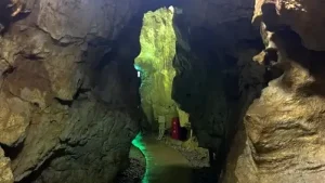 岩の間を抜ける洞窟内の通路