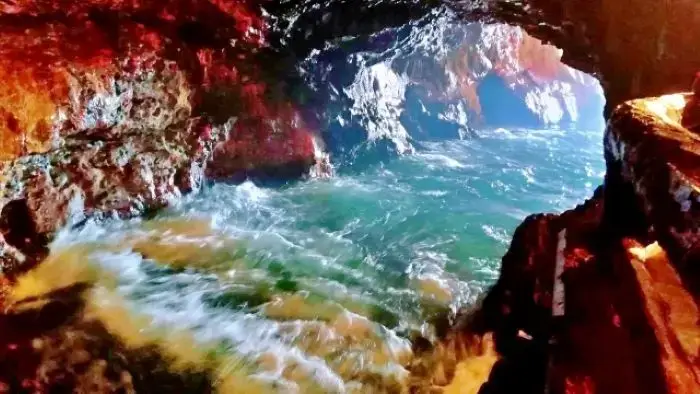 三段壁洞窟に流れ込む海水