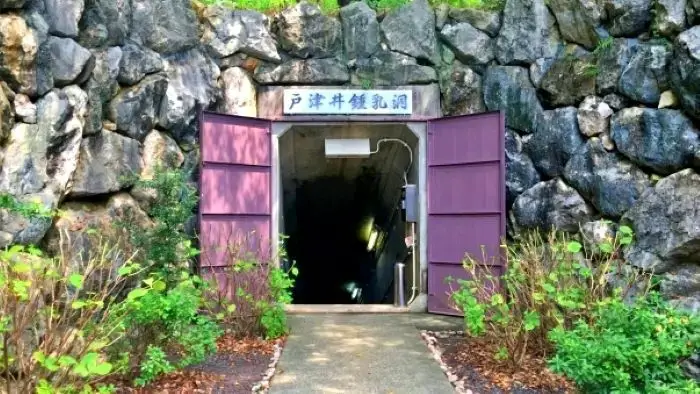 ポッカリ空いた洞窟への入り口