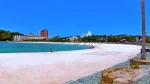 白い砂浜が美しい夏の白良浜海水浴場の風景