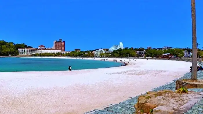 真っ白なビーチが美しい夏の白良浜海水浴場