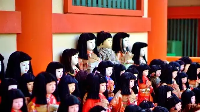 淡嶋神社に並べられた無数の日本人形