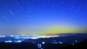 眼下に広がる夜景と星空