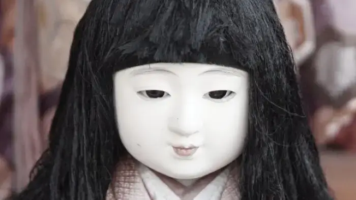 寂しげにも見える淡嶋神社へ供養をお願いされた人形の表情