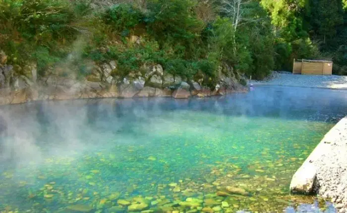 自然を満喫できる河原の露天温泉