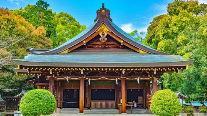 青空を背景にした釜山神社の隠田