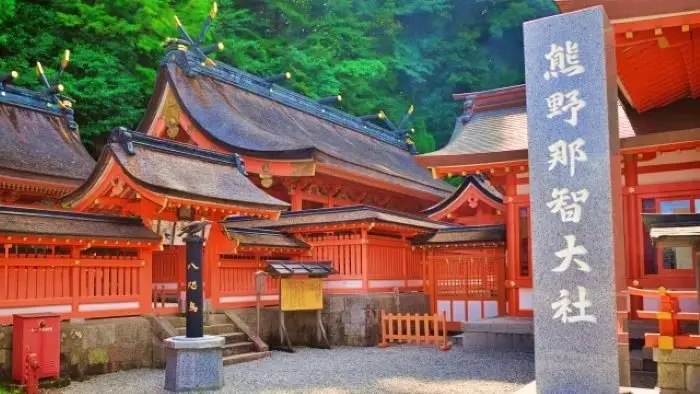 伝統を感じさせる熊野那智大社の朱色の社殿
