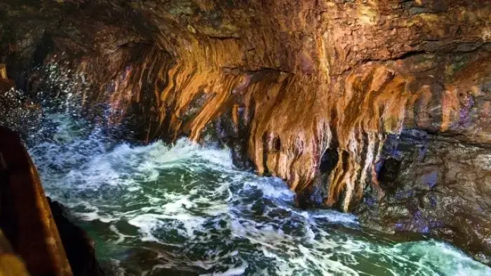 激しく波が打ち寄せる三段壁洞窟の内部