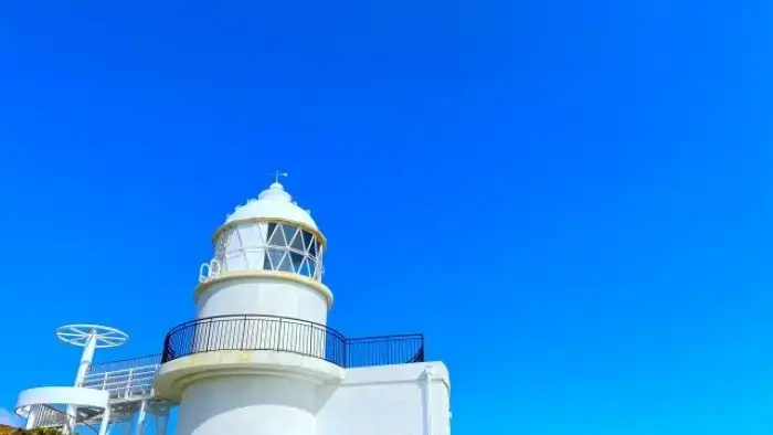 白亜の姿が快晴の青空に映える樫野崎灯台