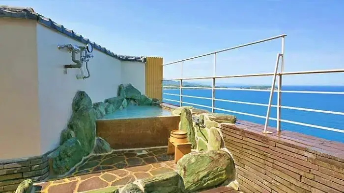 ホテル浦島山上館の客室露天風呂から望む那智勝浦の海