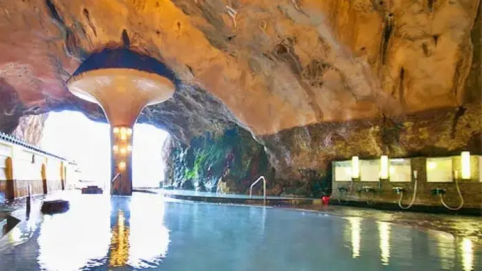 ホテル浦島の天然洞窟風呂「忘帰洞」