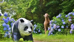 森林公園の動物オブジェとあじさい