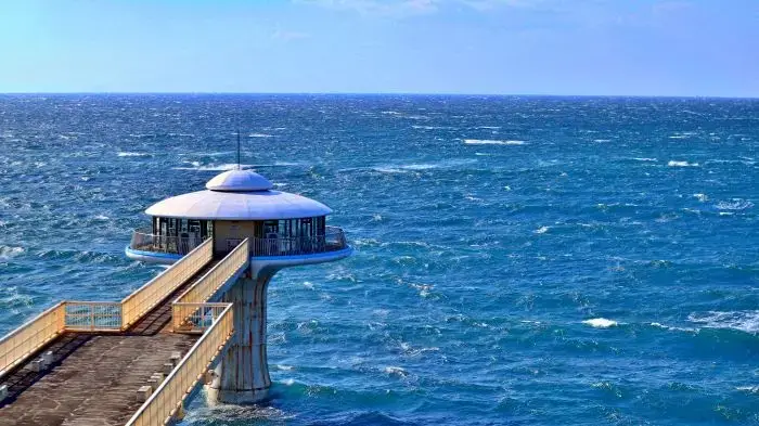 ホテルシーモアから見おろす白浜海中展望塔