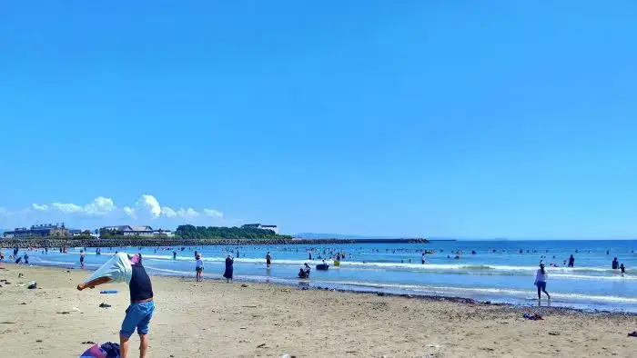 磯ノ浦海水浴場のビーチに打ち寄せる波