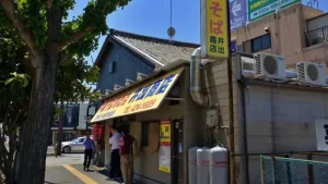 濃厚な和歌山ラーメンを求めて行列ができる「井出商店」