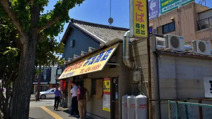 濃厚な和歌山ラーメンを求めて行列ができる「井出商店」