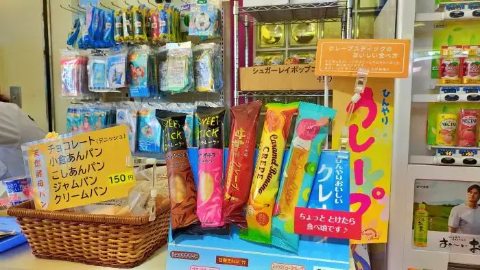 アイスクレープも販売されている橋本市民プールの売店