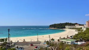 白良浜海水浴場の弓型のビーチ