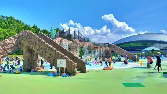 橋本市民プールに設置された岩ブリッジ