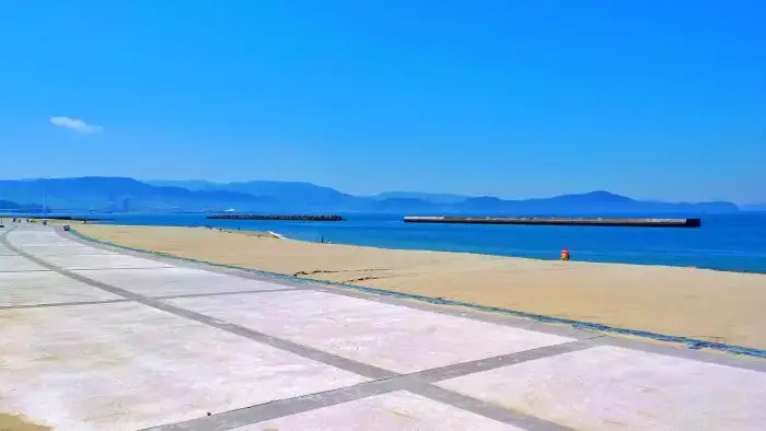 片男波海水浴場の広いビーチ