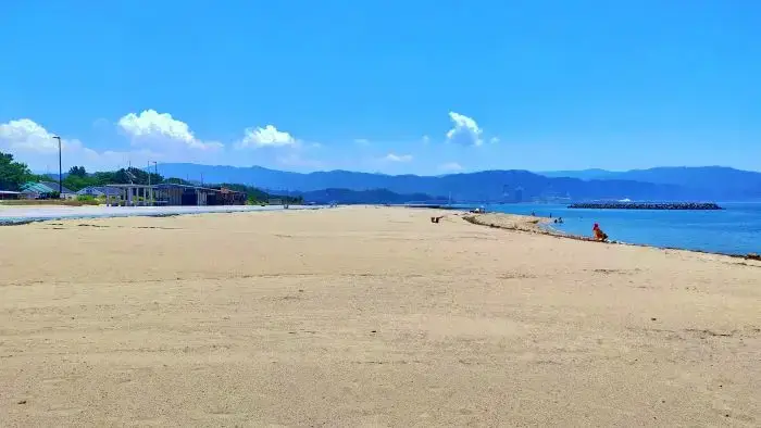 片男波海水浴場の広い砂浜