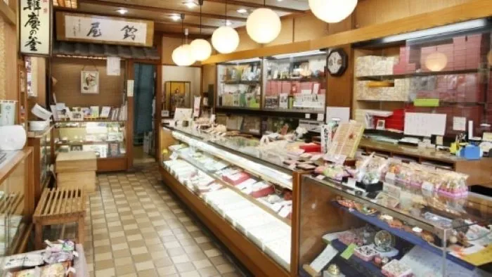 デラックスケーキが陳列される鈴屋菓子店のショーケース