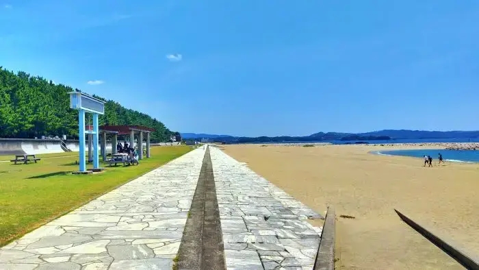 田辺扇ヶ浜海水浴場の芝生広場と砂浜