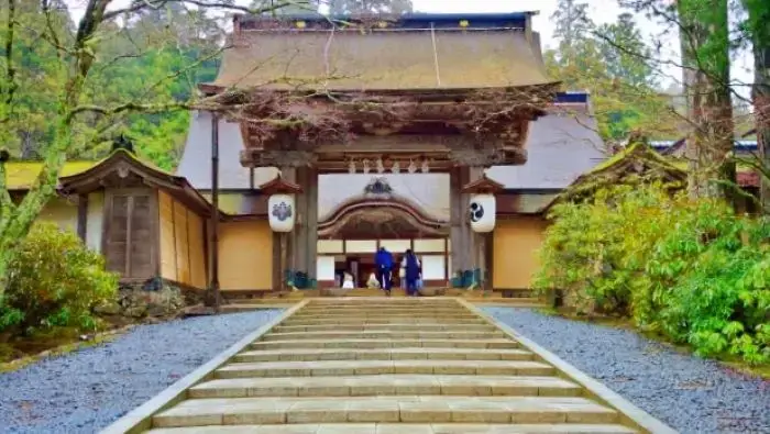 高野山の宿坊へ続く階段