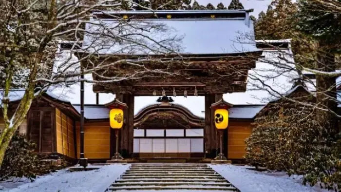 雪化粧をした金剛峯寺の正門