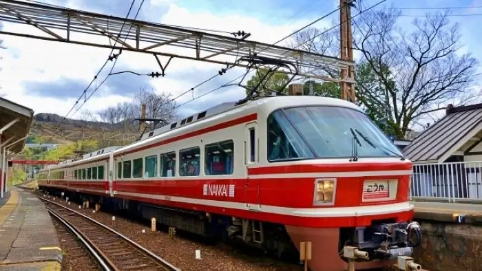 高野山へ向かう特急電車「こうや」