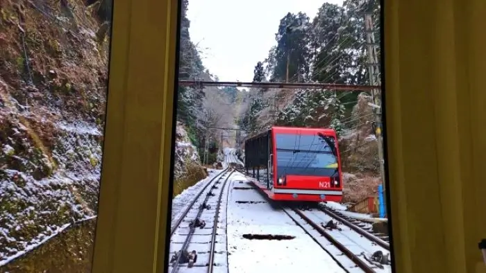 雪の中を高野山駅へ向かう高野山ケーブルカー