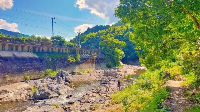 川遊びも楽しめる毛原オートキャンプ場