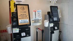 タッチパネル式の券売機で注文