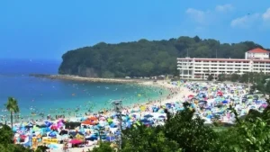 大勢の観光客で賑わう白良浜海水浴場